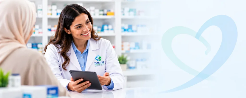 صيدلانية تشرح العلاج لمريض